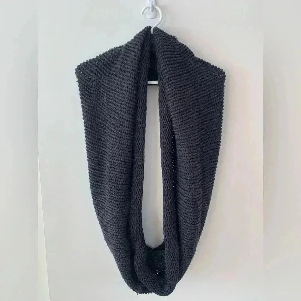 HOLT  REFREW Italian Merino Wool Chunky Circle Scarf